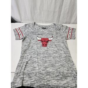 Chicago Bulls Shirt Women's Size Large, Short Sleeve Grey And Red